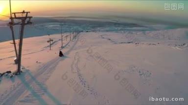 雪上摩托沿着<strong>滑雪场</strong>的滑雪缆车沿着斜坡向下的广角航拍照片